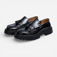 mocassins homme noir verni brillant gros plan détail