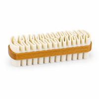 brosse de nettoyage en daim en nubuck vue de côté