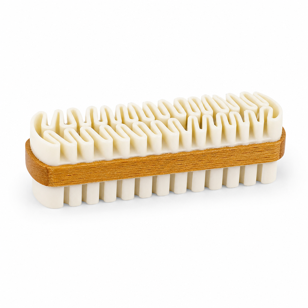 brosse de nettoyage en daim en nubuck vue de côté