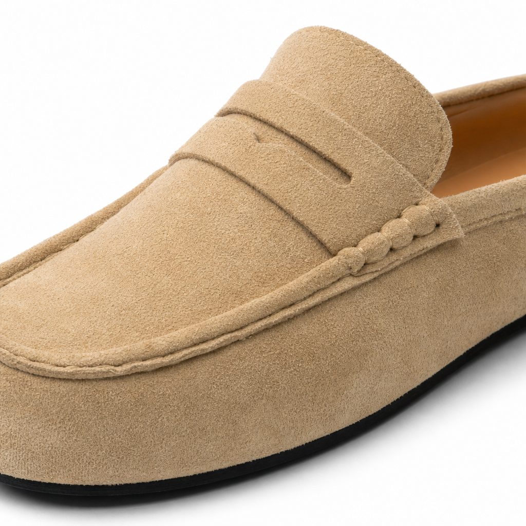 mocassins beige en daim à talon gros plan détail