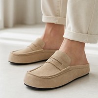 mocassins beige en daim à talon détail porté aux pieds