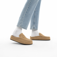 mocassins beige en daim à talon photo lifestyle portée