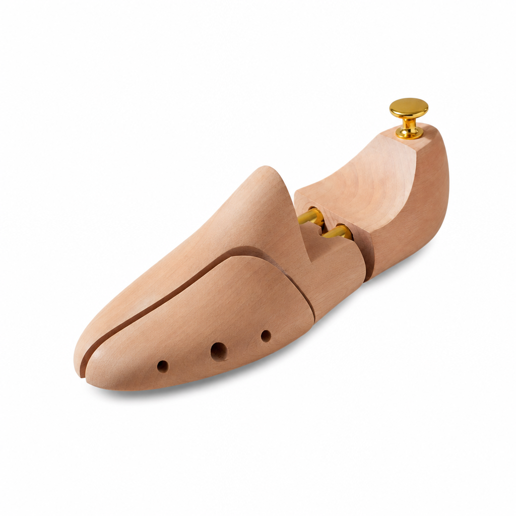 embauchoirs en bois crème en daim en cuir vue solo sur fond blanc