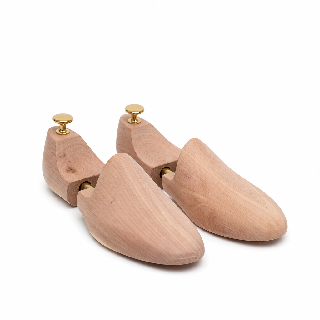 embauchoirs en bois crème en daim en cuir paire sur fond blanc