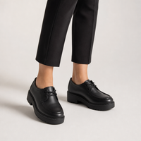 mocassins femme noir à lacets plateforme photo lifestyle portée