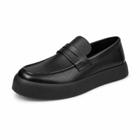 mocassins homme noir en cuir semelle épaisse vue solo sur fond blanc