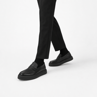 mocassins homme noir en cuir semelle épaisse photo lifestyle portée