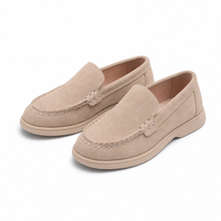 mocassins enfant beige paire sur fond blanc
