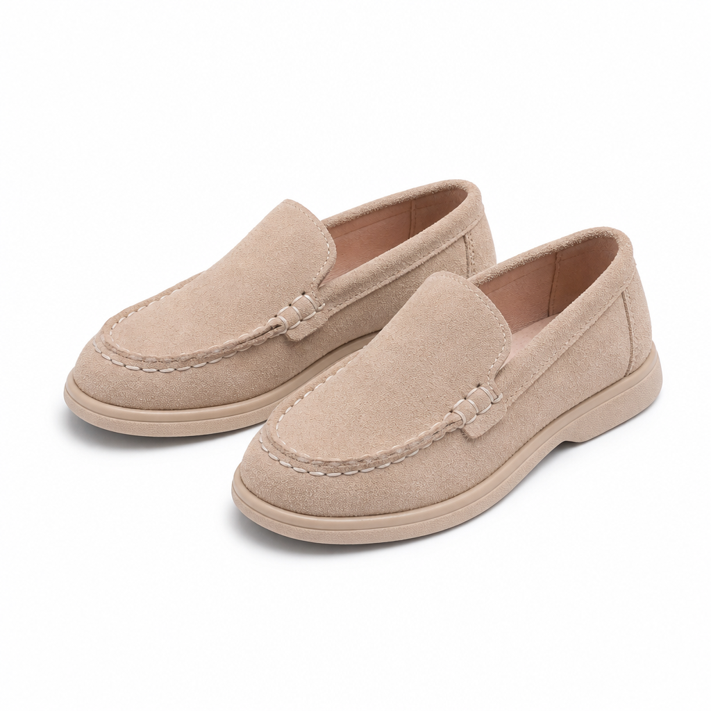 mocassins enfant beige paire sur fond blanc