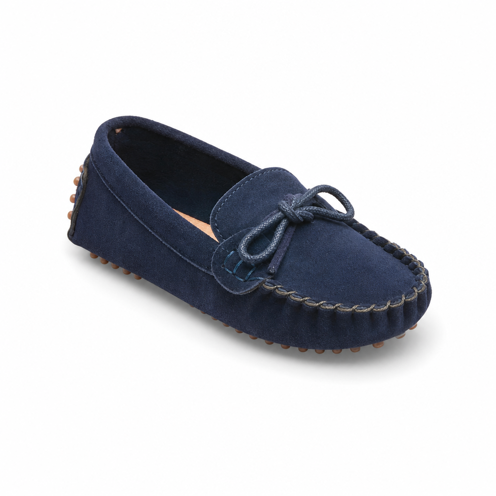 mocassins enfant bleu marine en daim style bateau vue solo sur fond blanc