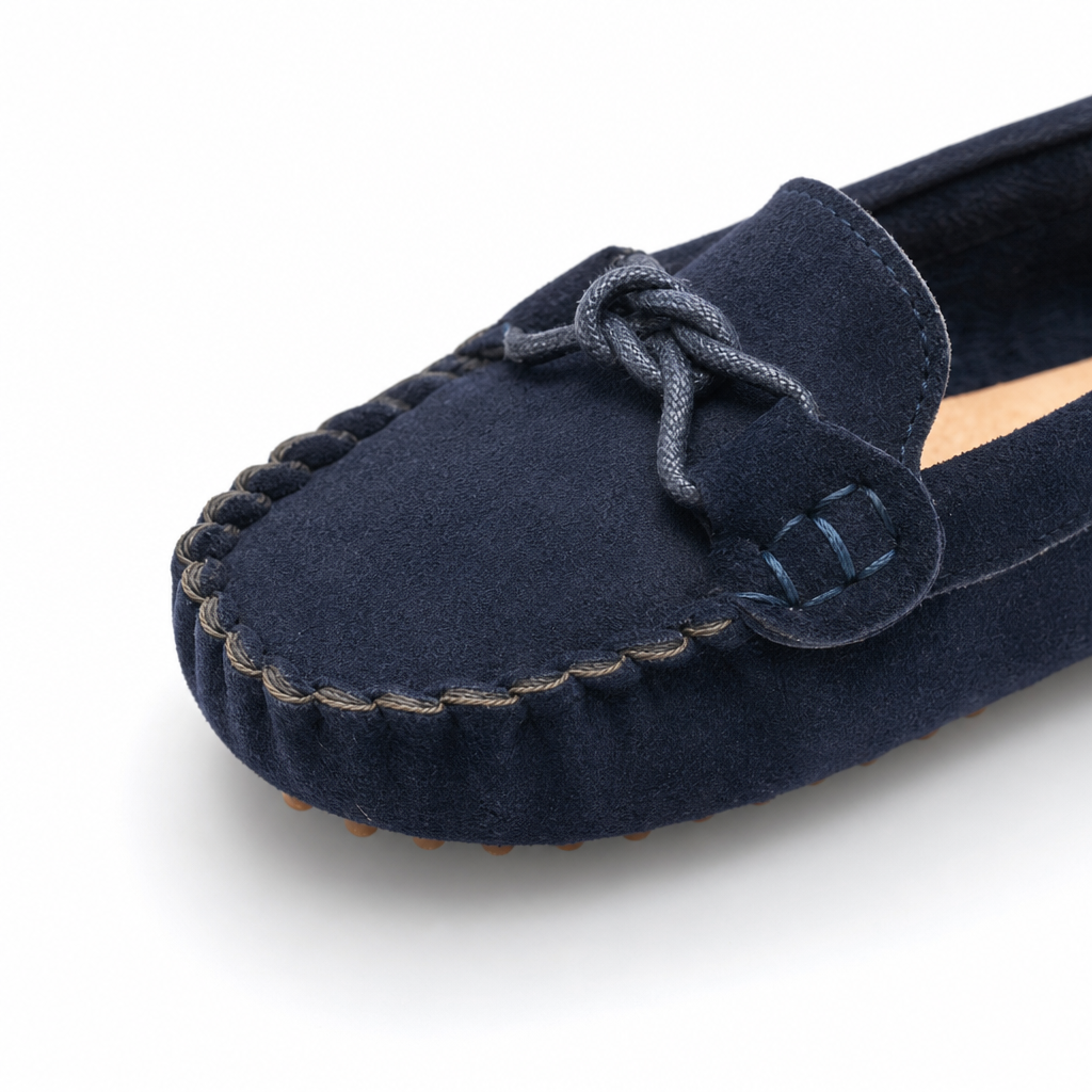 mocassins enfant bleu marine en daim style bateau gros plan détail