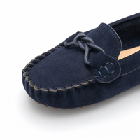 mocassins enfant bleu marine en daim style bateau gros plan détail