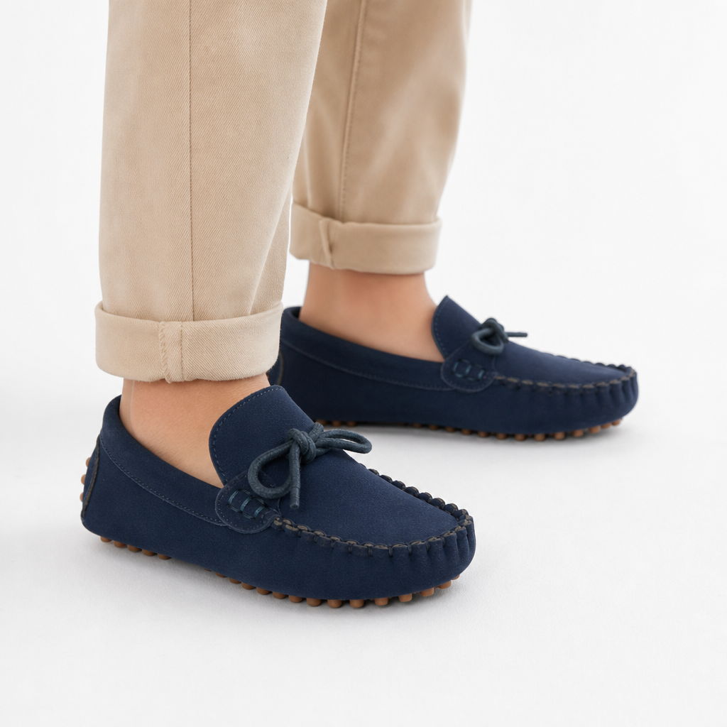 mocassins enfant bleu marine en daim style bateau détail porté aux pieds