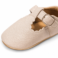 mocassins bébé beige en cuir orthopédique gros plan détail