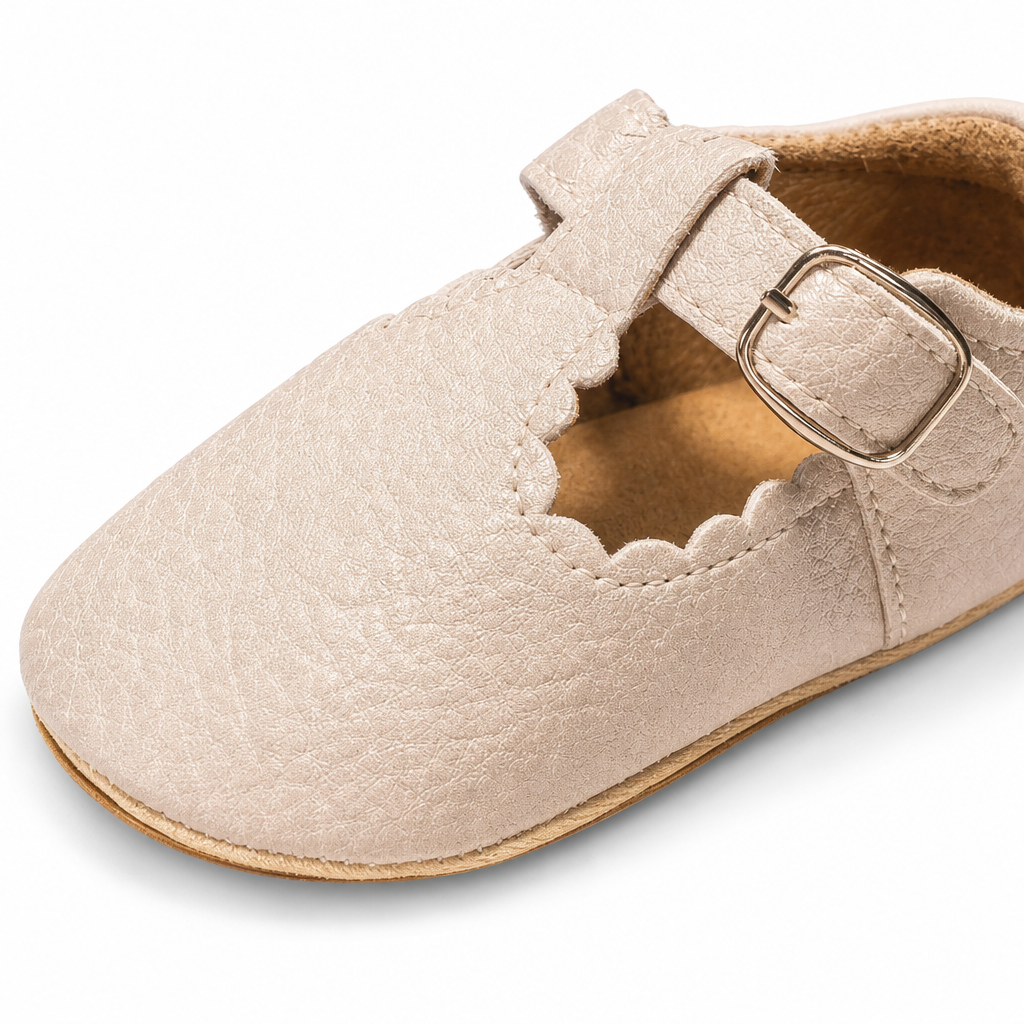 mocassins bébé beige en cuir orthopédique gros plan détail
