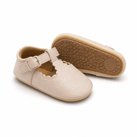mocassins bébé beige en cuir orthopédique paire sur fond blanc