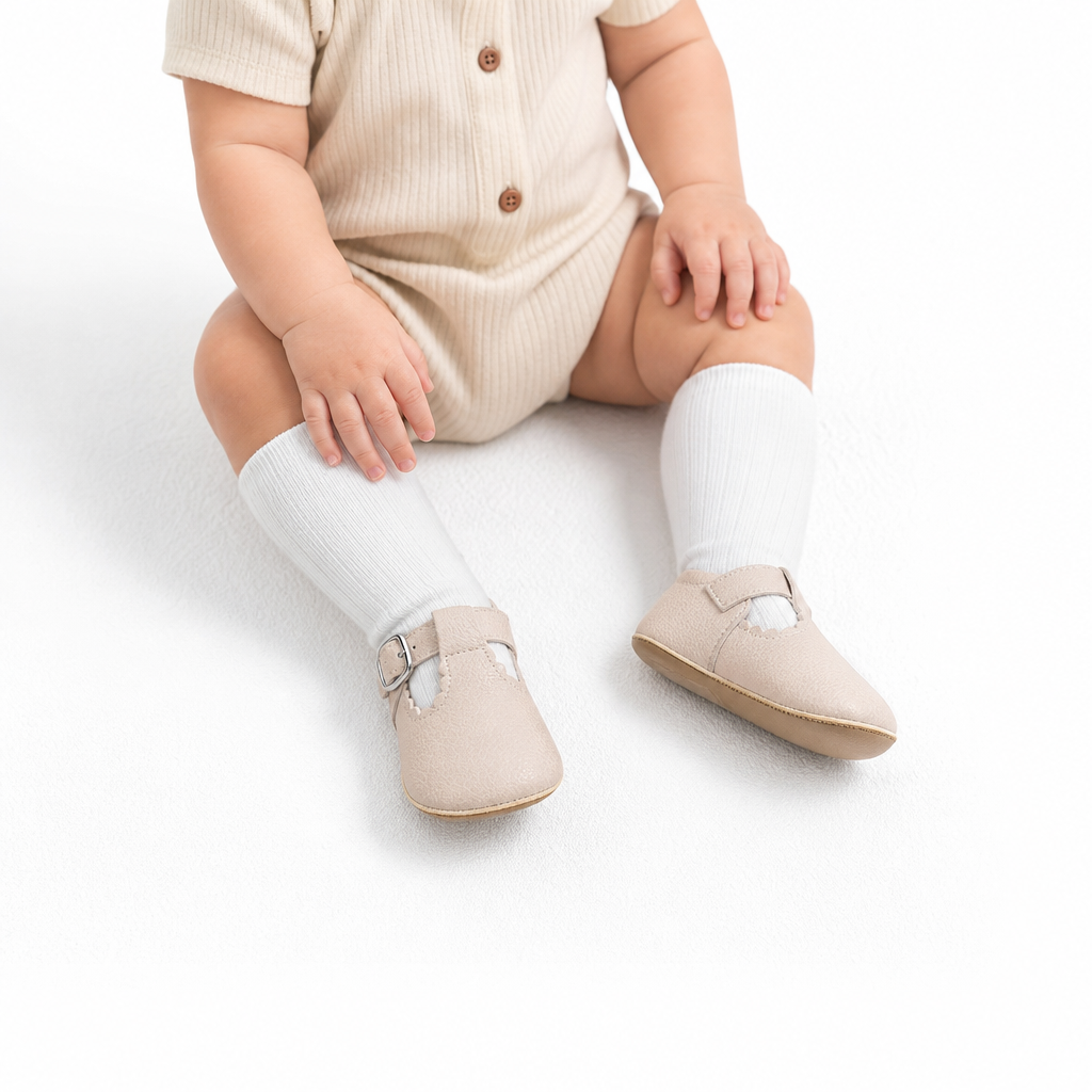 mocassins bébé beige en cuir orthopédique photo lifestyle portée