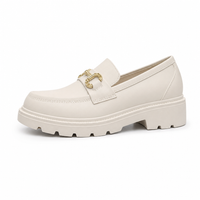 mocassins femme blanc en cuir à chaînette vue de côté