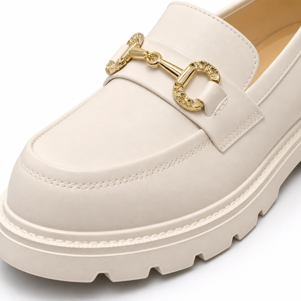 mocassins femme blanc en cuir à chaînette gros plan détail