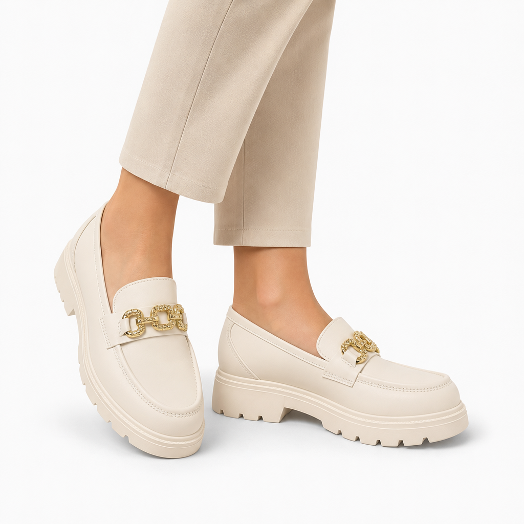 mocassins femme blanc en cuir à chaînette détail porté aux pieds