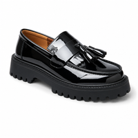 mocassins homme noir verni brillant vue solo sur fond blanc