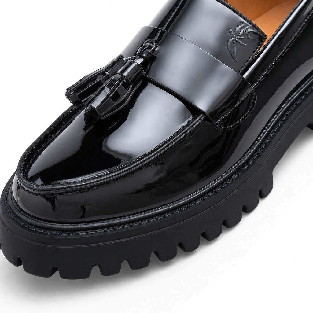 mocassins homme noir verni brillant gros plan détail