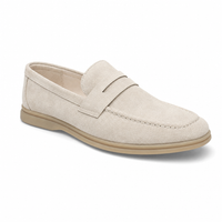 mocassins homme beiges en daim en vue solo sur fond blanc