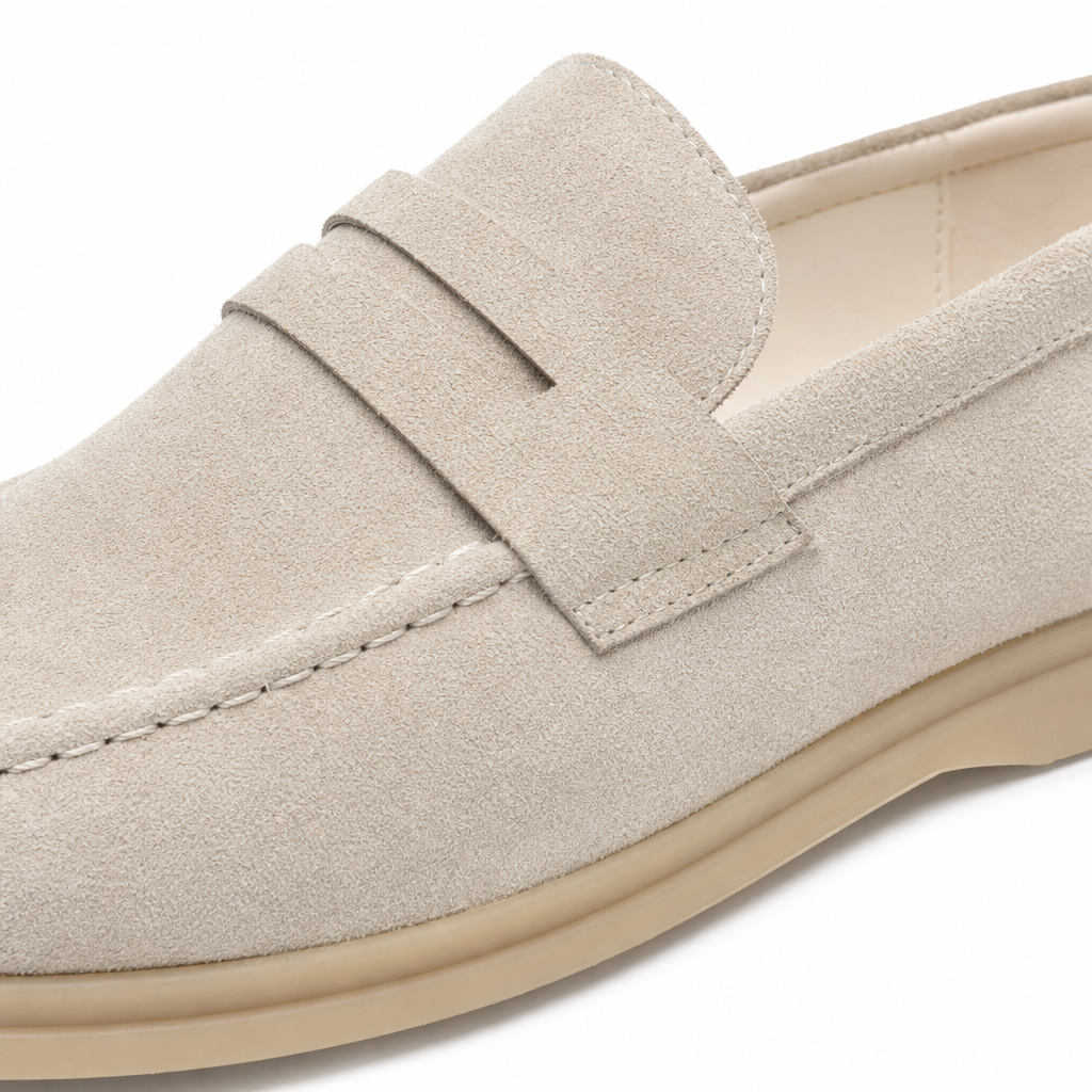 mocassins homme beiges en daim en gros plan détail