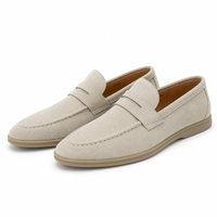 mocassins homme beiges en daim en paire sur fond blanc