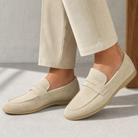 mocassins homme beiges en daim portés aux pieds