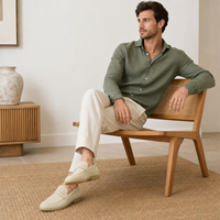 mocassins homme beiges en daim en photo portée lifestyle