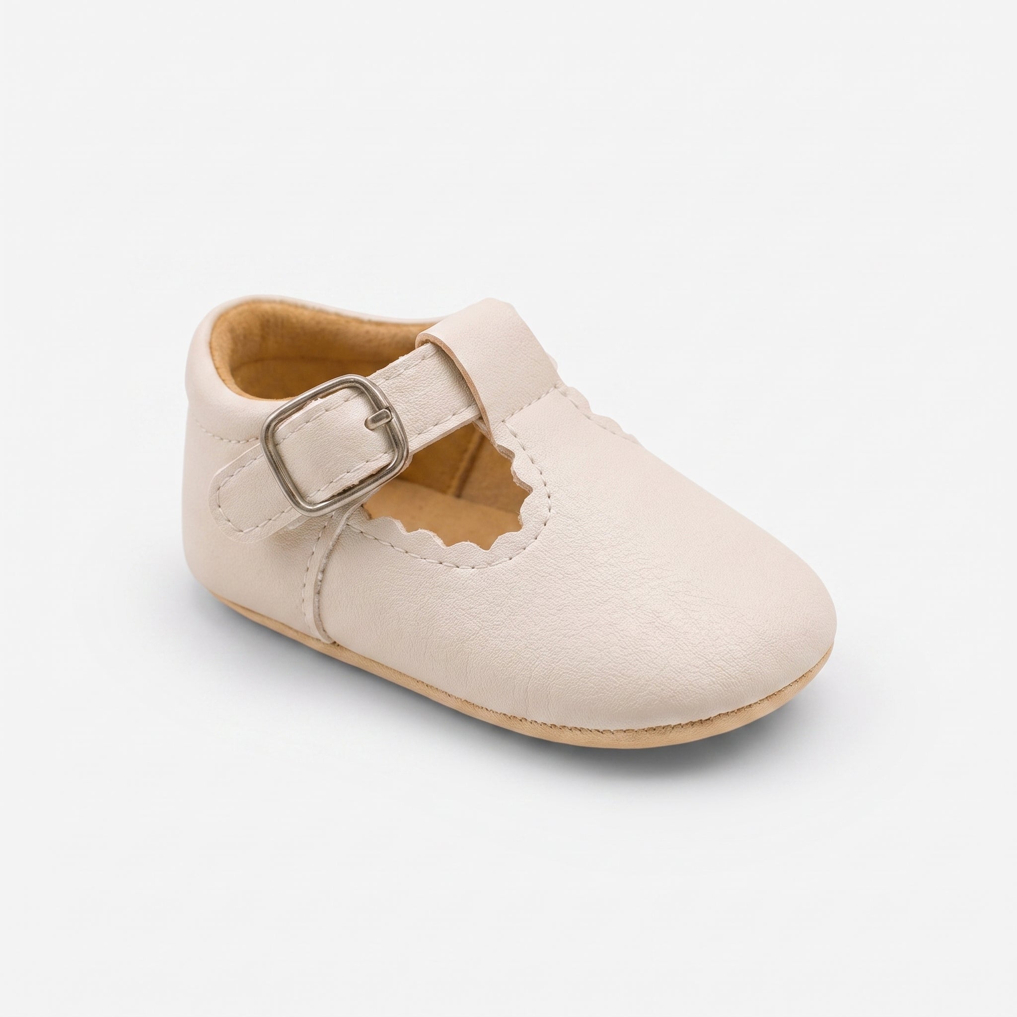mocassins bébé beiges en cuir chaussons en vue solo sur fond blanc