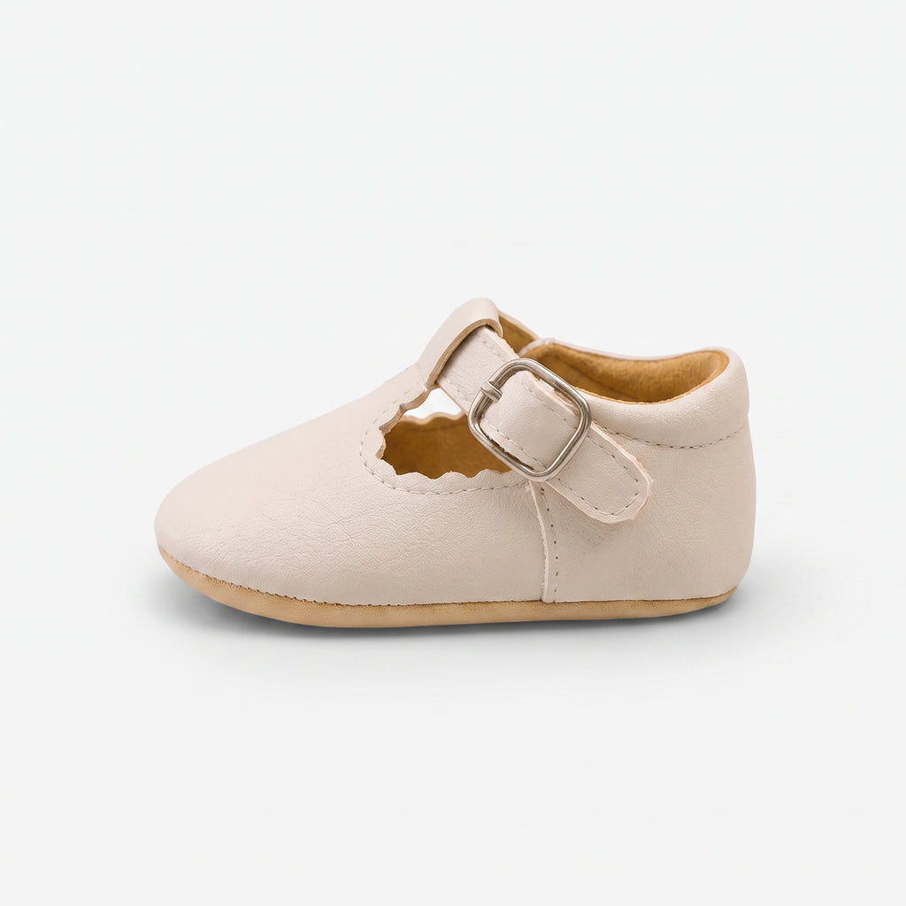 mocassins bébé beiges en cuir chaussons en vue de côté