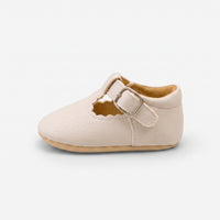 mocassins bébé beiges en cuir chaussons en vue de côté