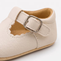mocassins bébé beiges en cuir chaussons en gros plan détail