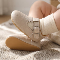 mocassins bébé beiges en cuir chaussons portés aux pieds
