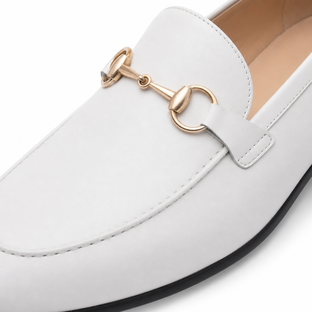 mocassins homme blanc en cuir à mors gros plan détail