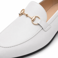 mocassins homme blanc en cuir à mors gros plan détail