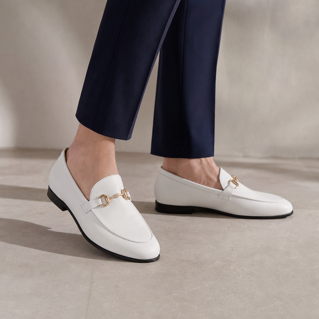 mocassins homme blanc en cuir à mors détail porté aux pieds