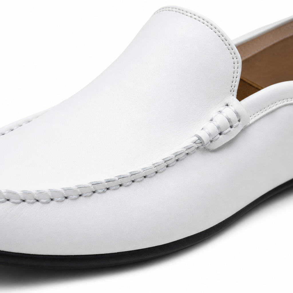 mocassins homme blanc en cuir gros plan détail