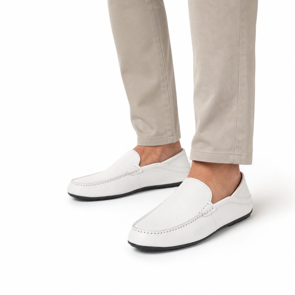 mocassins homme blanc en cuir détail porté aux pieds