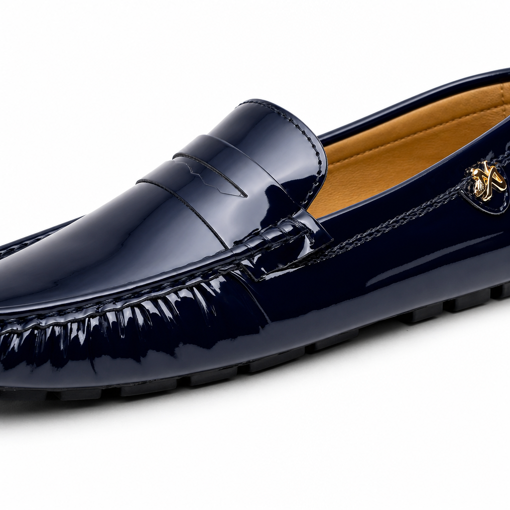 mocassins femme bleu marine verni en cuir gros plan détail