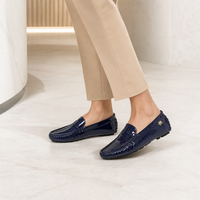 mocassins femme bleu marine verni en cuir photo lifestyle portée