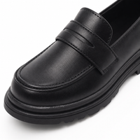 mocassins enfant en cuir à talon gros plan détail
