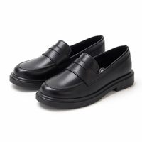 mocassins enfant en cuir à talon paire sur fond blanc