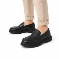mocassins enfant en cuir à talon détail porté aux pieds