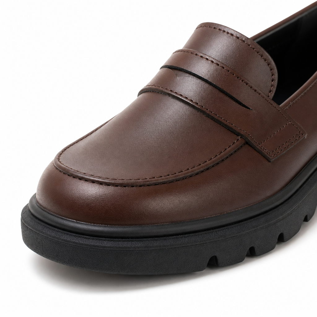 mocassins enfant marron en cuir à talon gros plan détail