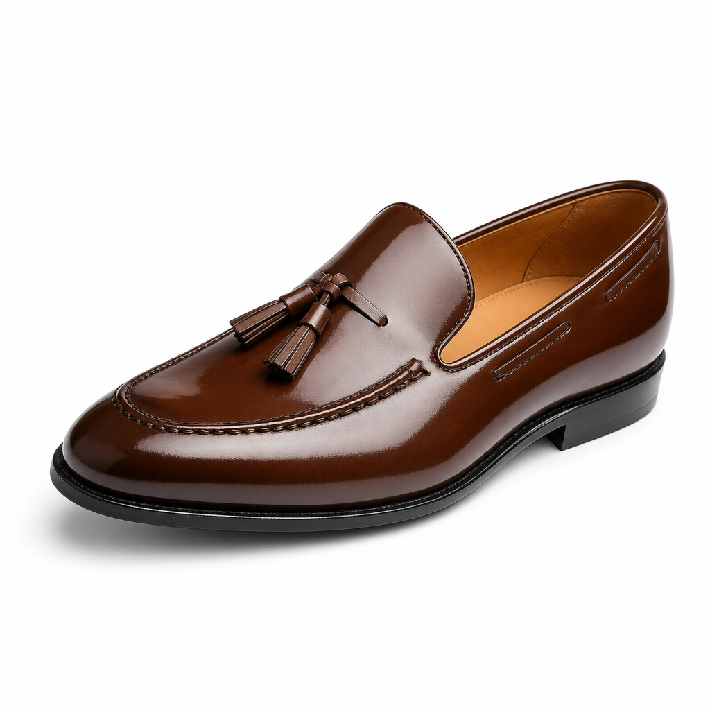 mocassins homme marron verni en cuir vue solo sur fond blanc
