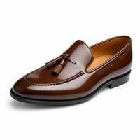 mocassins homme marron verni en cuir vue solo sur fond blanc