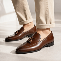 mocassins homme marron verni en cuir détail porté aux pieds